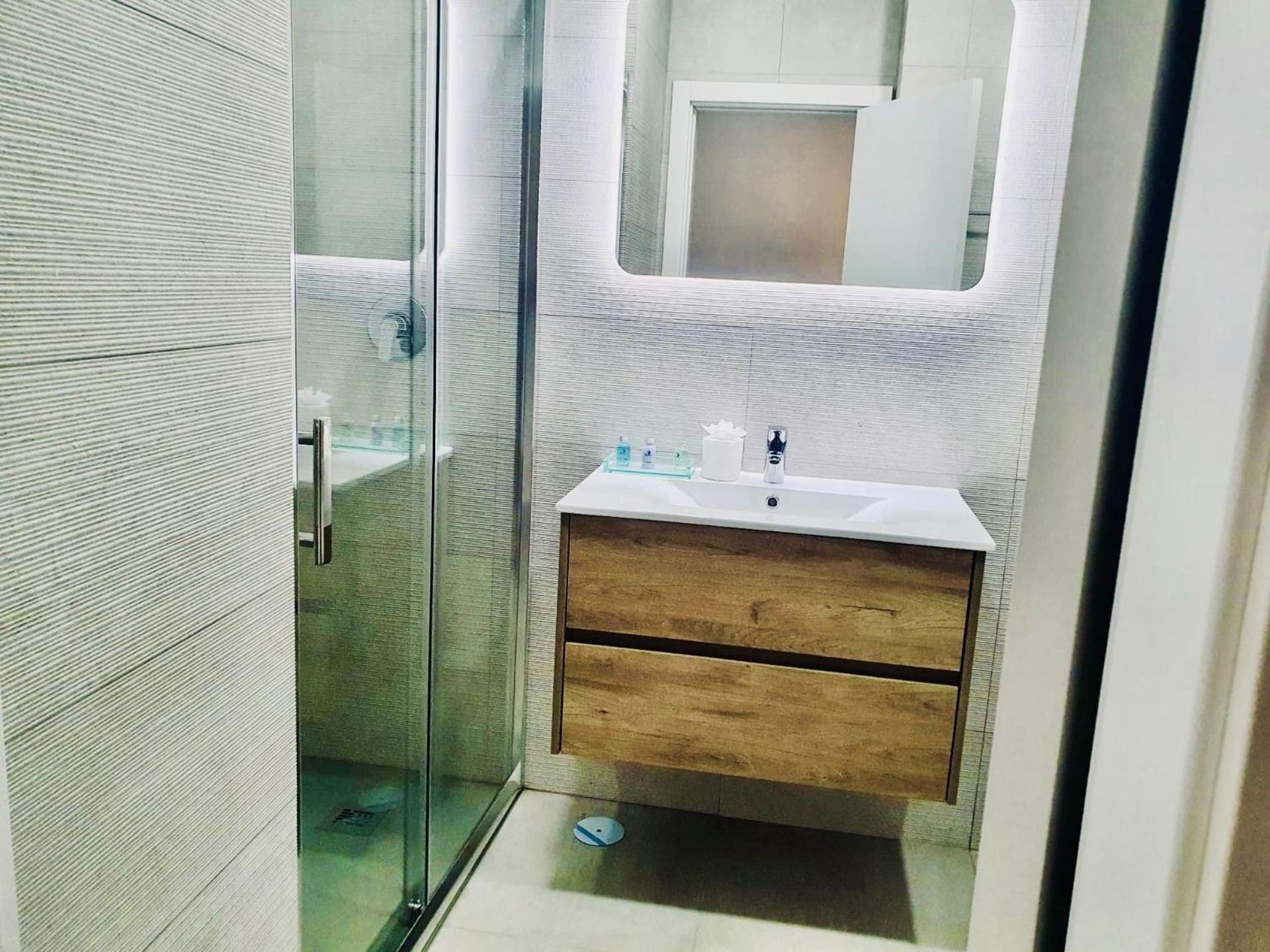 Central Lagos Apt With Marina Views Near Beaches 外观 照片